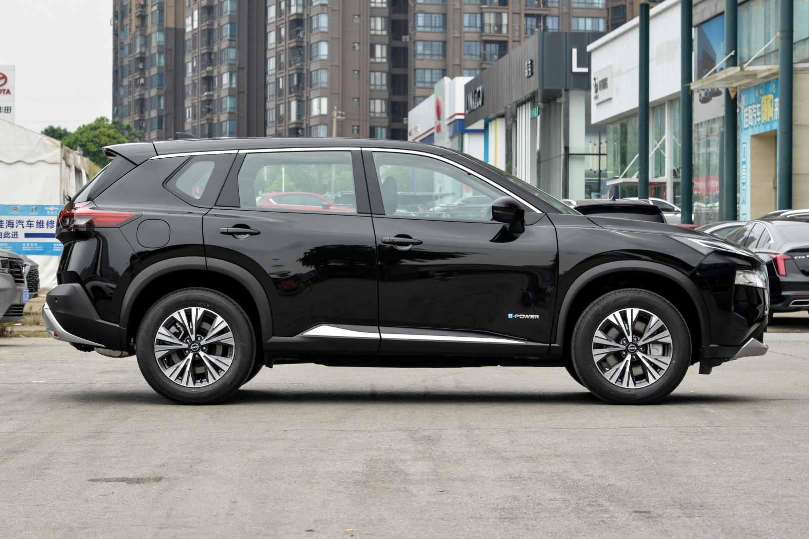 Nissan X-Trail E-Power внедорожник